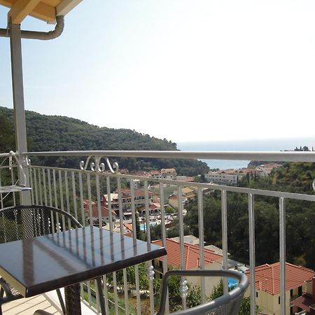 Petrino Apartments Parga Bagian luar foto